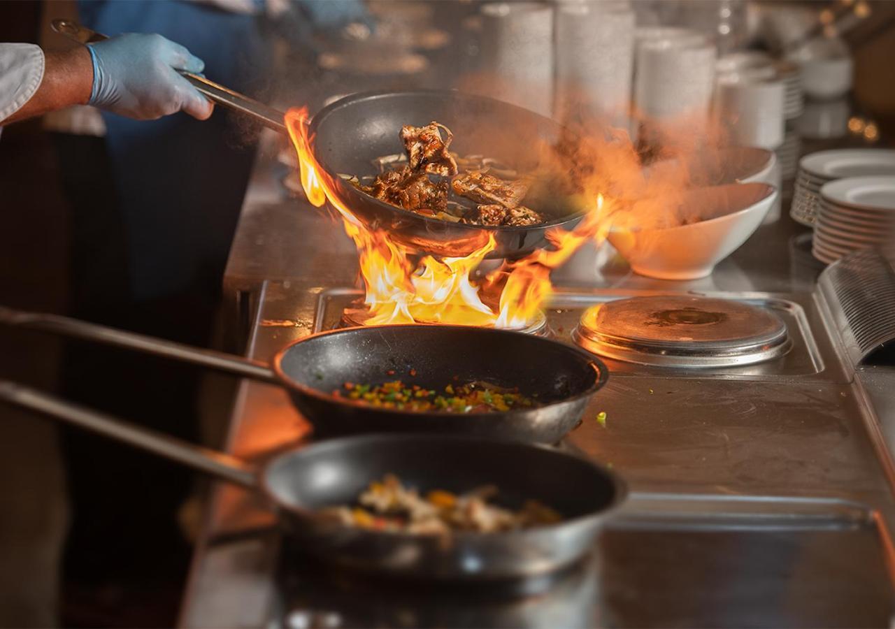 Crystal Inn Hotel - Alamein (Adults Only) El Alamein Eksteriør bilde A chef cooking with a wok